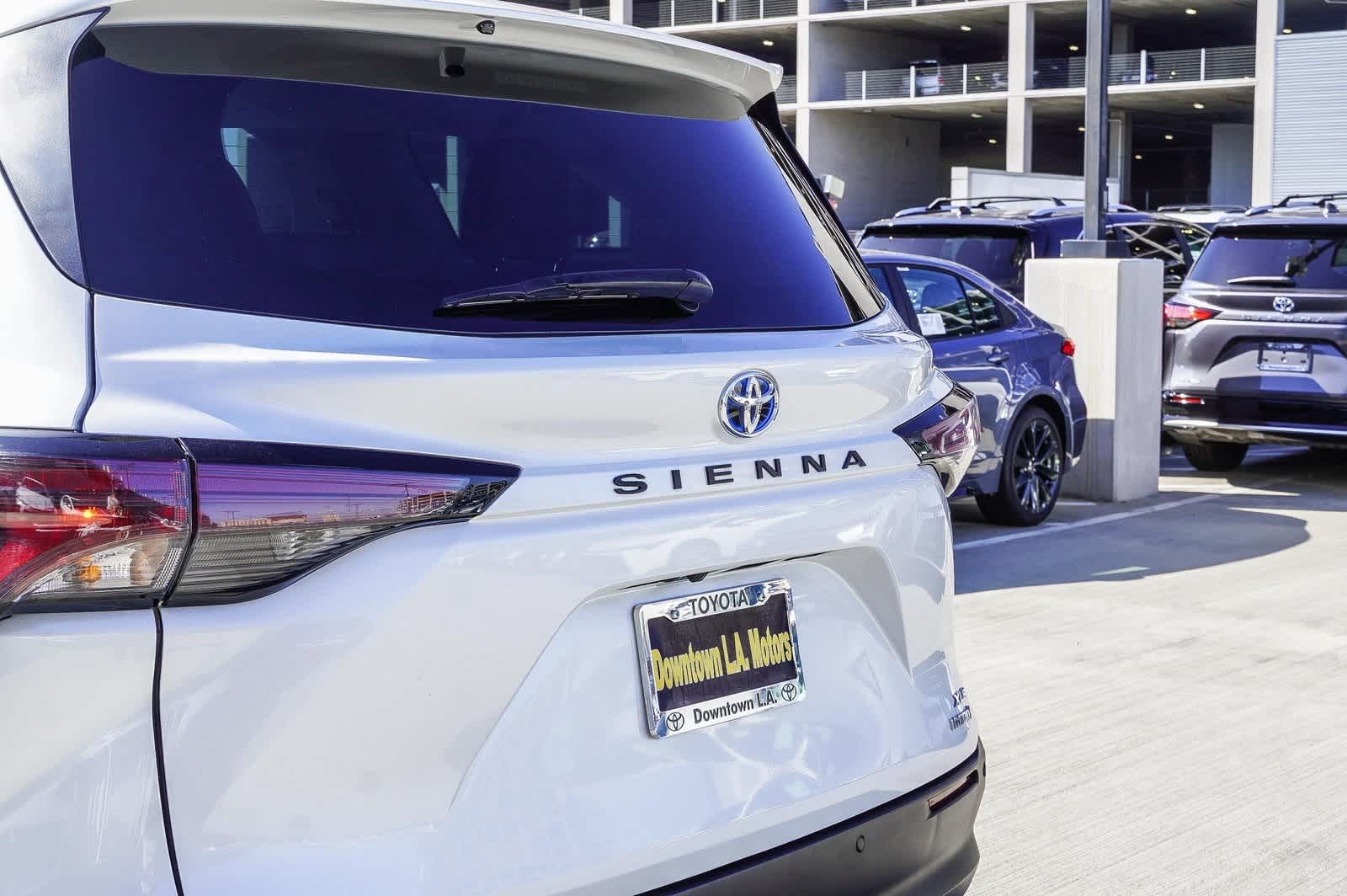2023 Toyota Sienna XLE 8