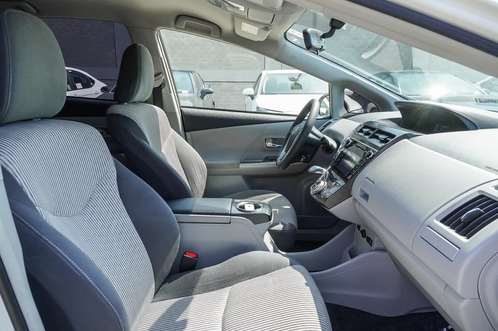 Thumbnail: 2017 Toyota Prius v - 17