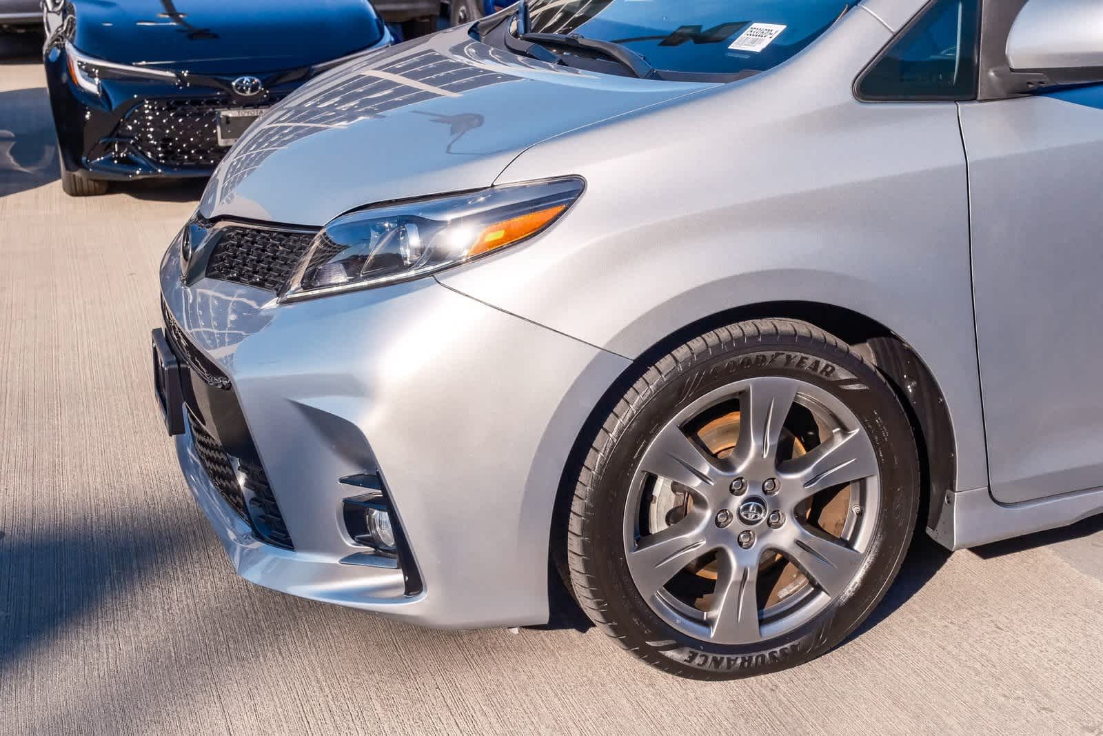 Thumbnail: 2019 Toyota Sienna - 12