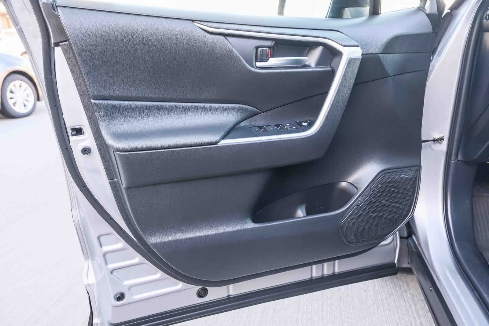 Thumbnail: 2020 Toyota RAV4 - 23