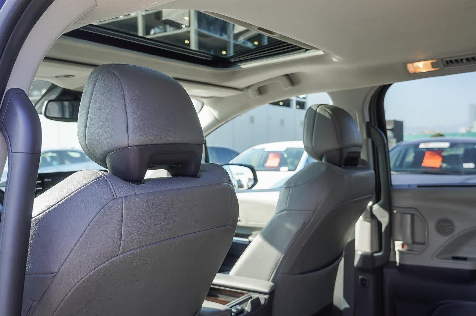 2023 Toyota Sienna XLE 19