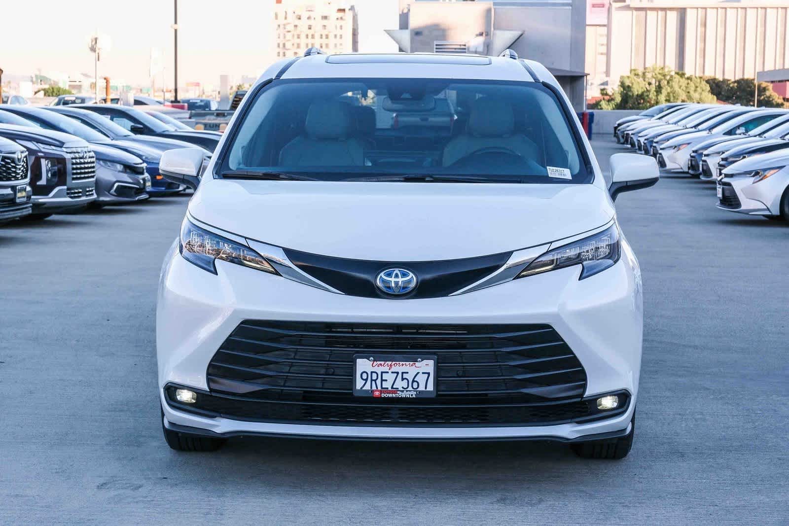 Thumbnail: 2025 Toyota Sienna - 2