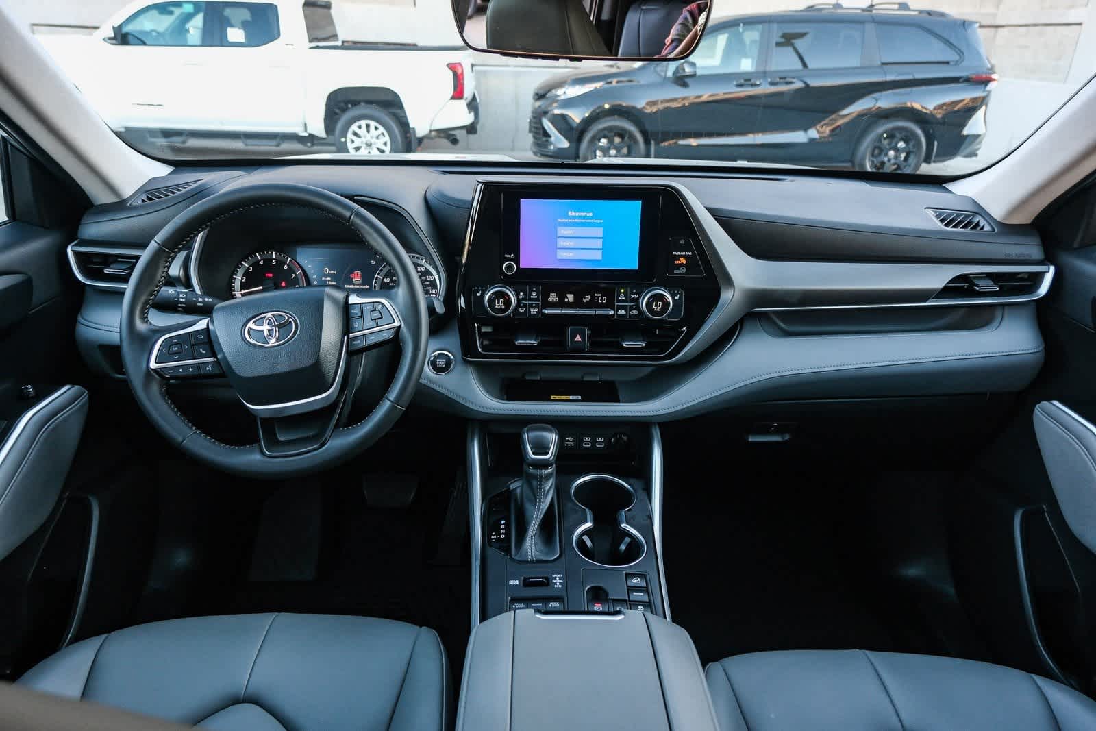 Thumbnail: 2023 Toyota Highlander - 13