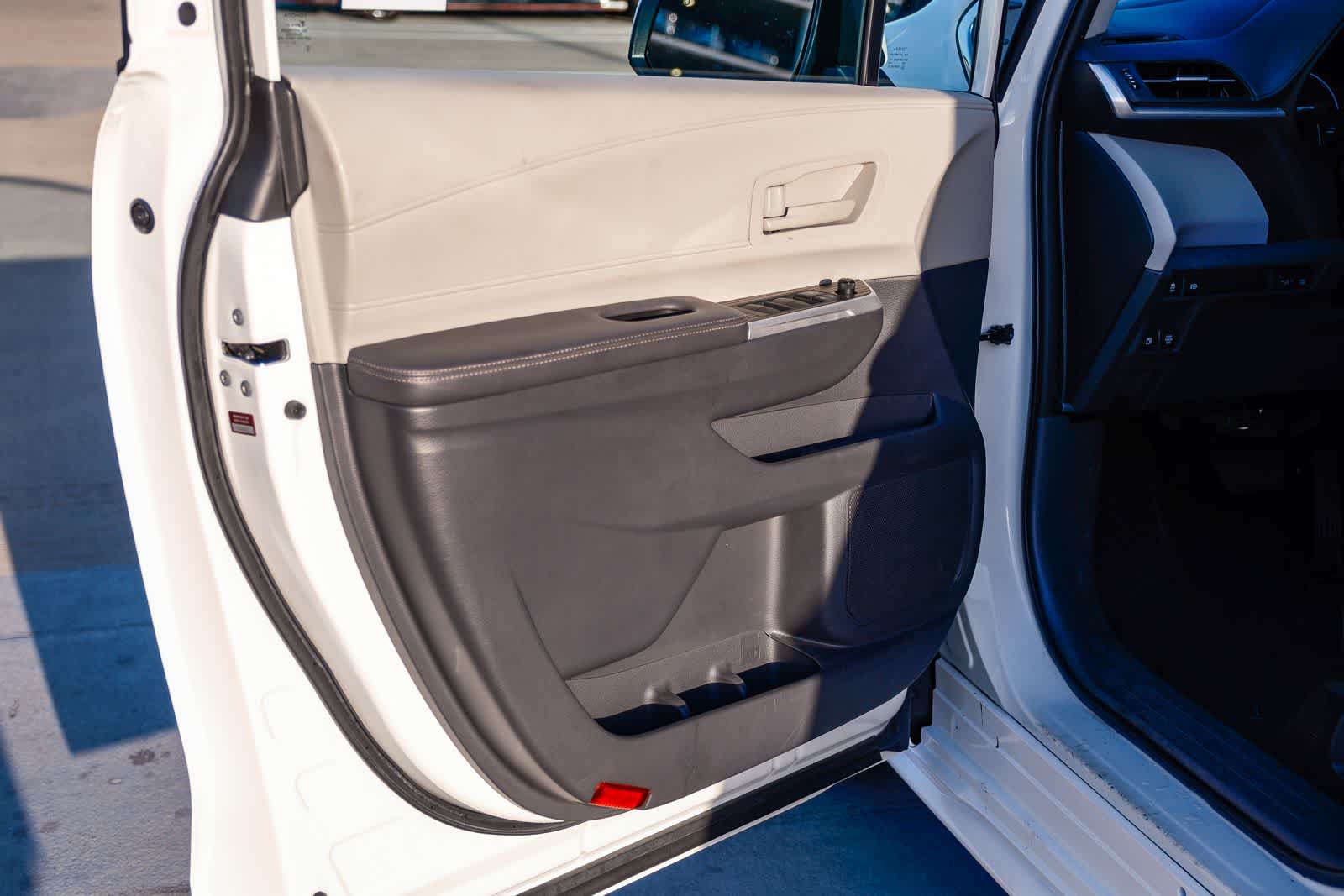 Thumbnail: 2021 Toyota Sienna - 23