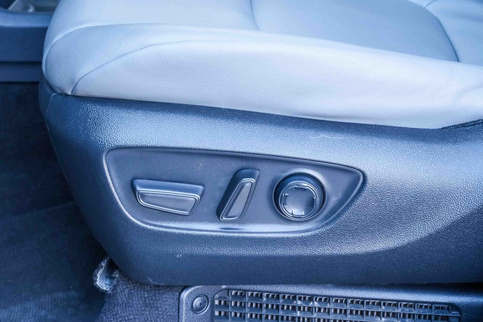 Thumbnail: 2023 Toyota Sienna - 23