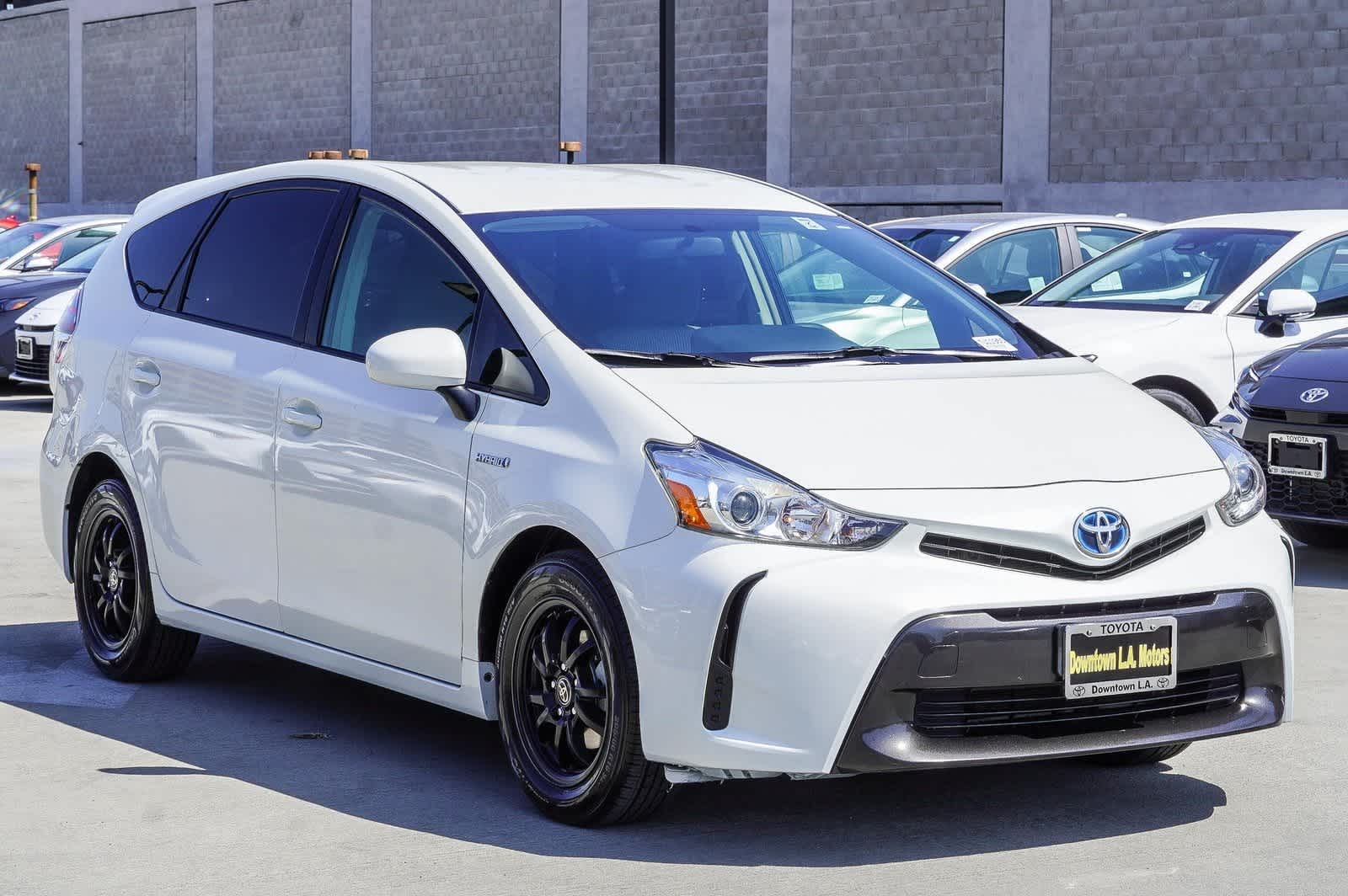 Thumbnail: 2017 Toyota Prius v - 3