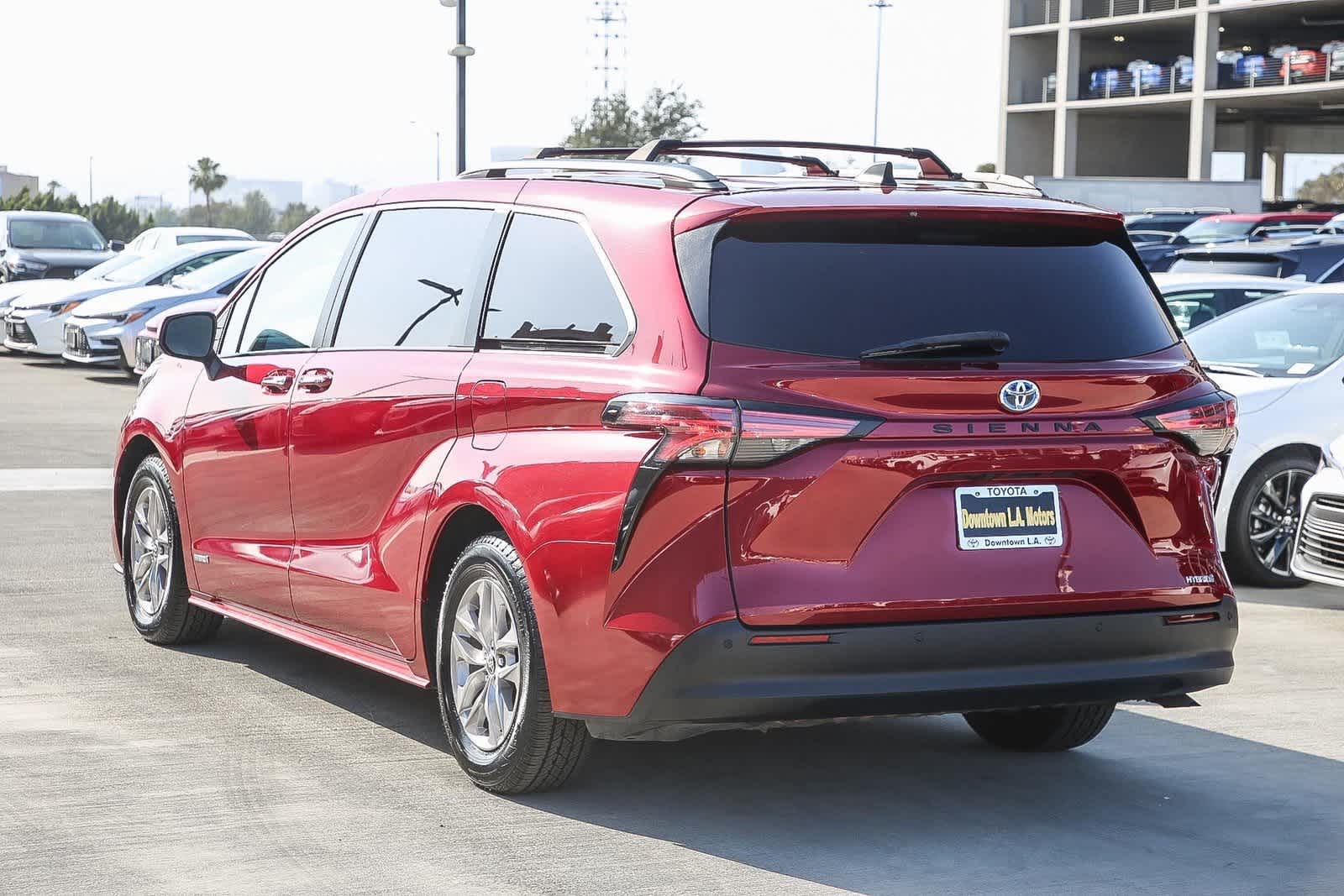 Thumbnail: 2021 Toyota Sienna - 8