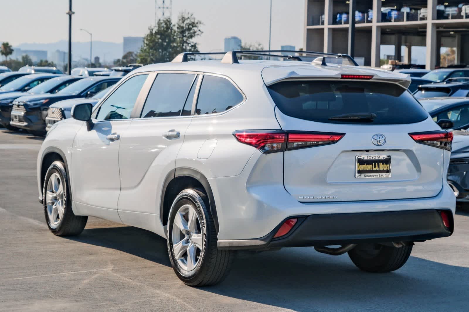 Thumbnail: 2023 Toyota Highlander - 6