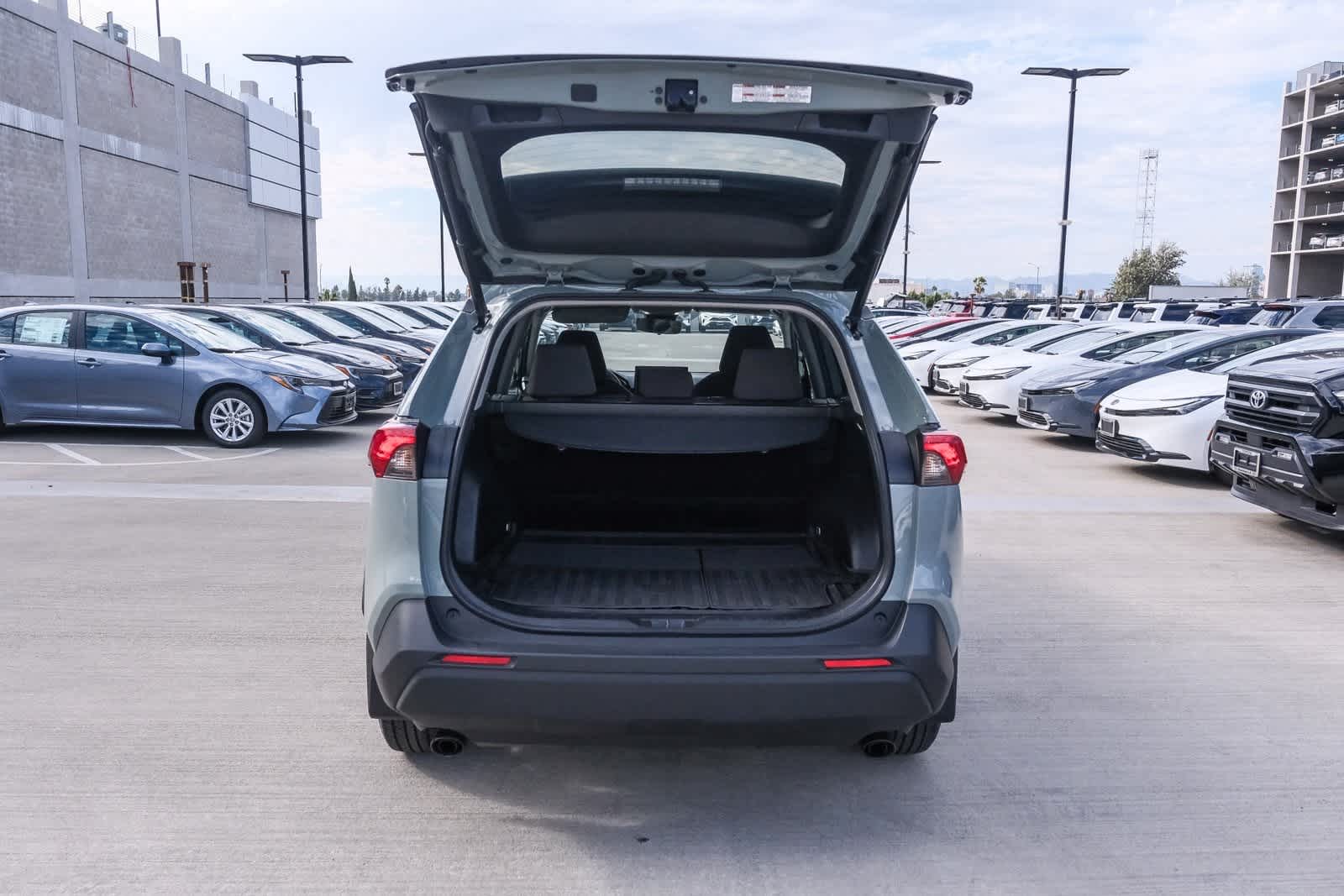 Thumbnail: 2022 Toyota RAV4 - 27