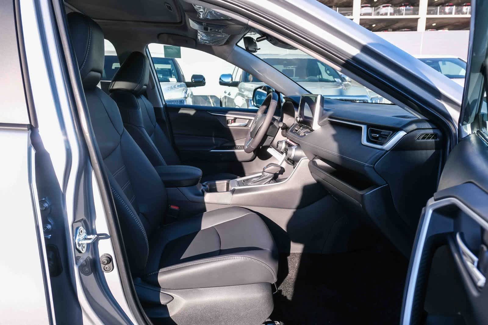 Thumbnail: 2025 Toyota RAV4 - 18