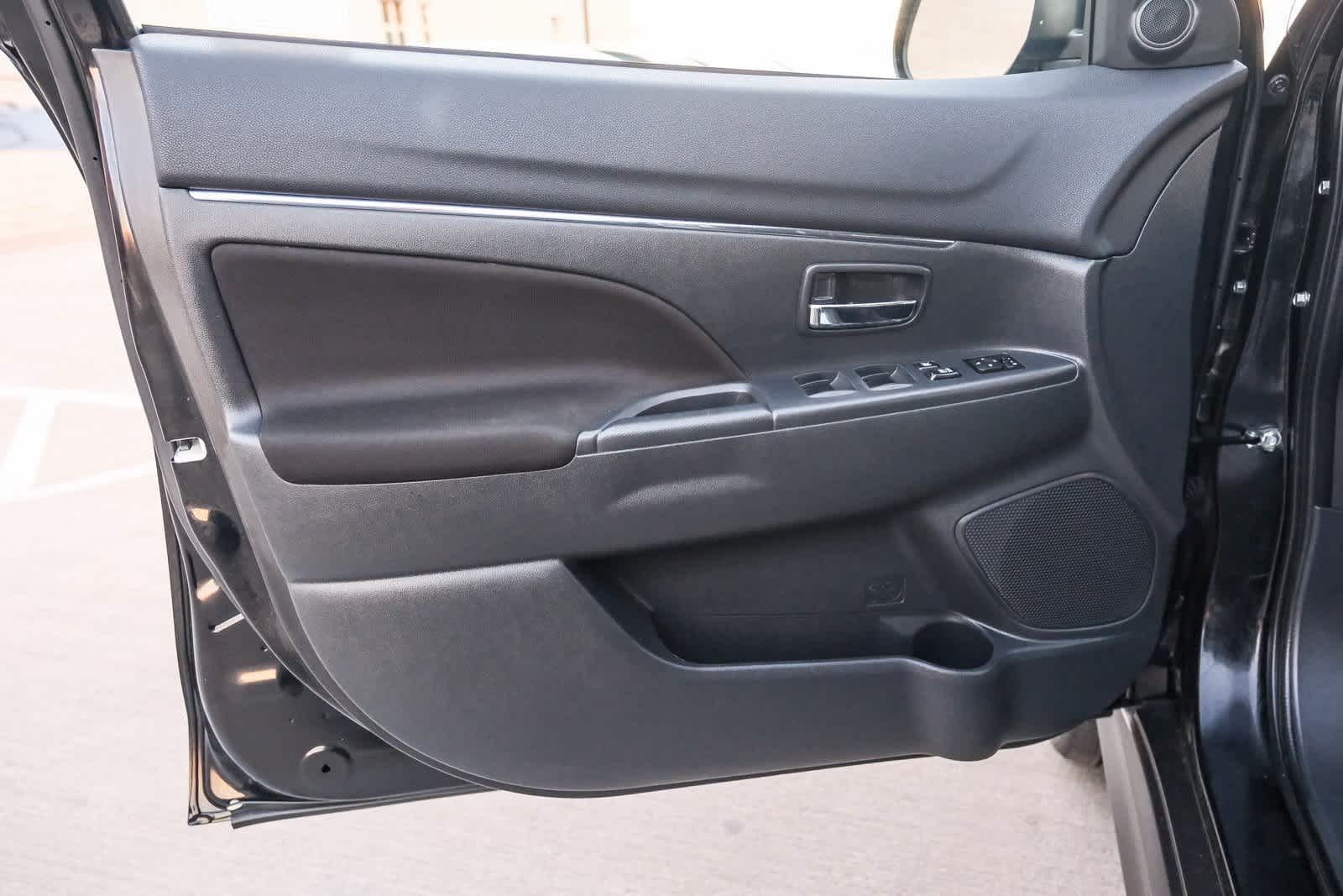 Thumbnail: 2023 Mitsubishi Outlander Sport - 25