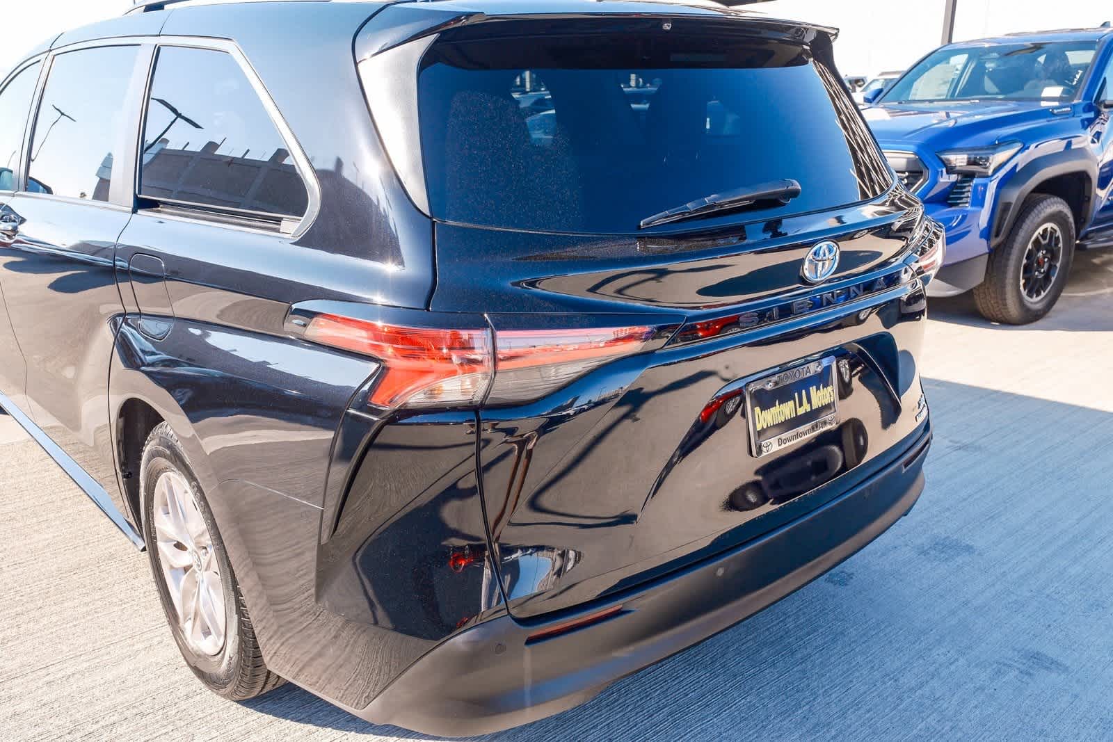 Thumbnail: 2021 Toyota Sienna - 8
