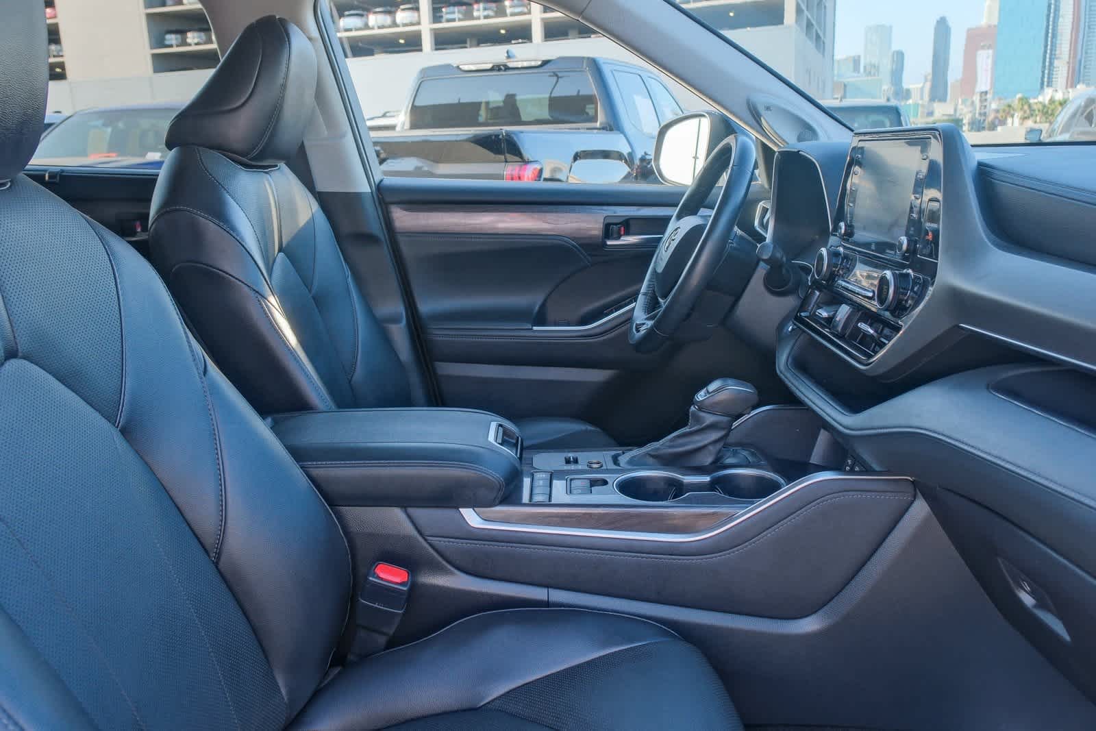 Thumbnail: 2022 Toyota Highlander - 16