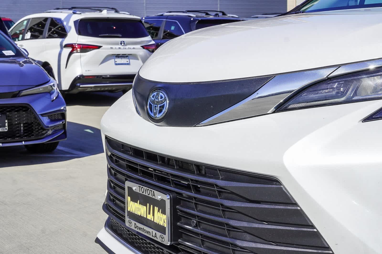 2023 Toyota Sienna XLE 12