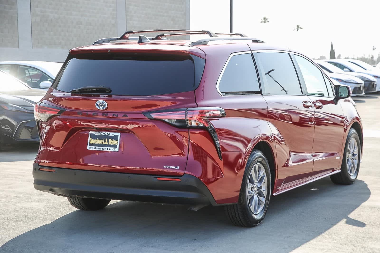 Thumbnail: 2021 Toyota Sienna - 6