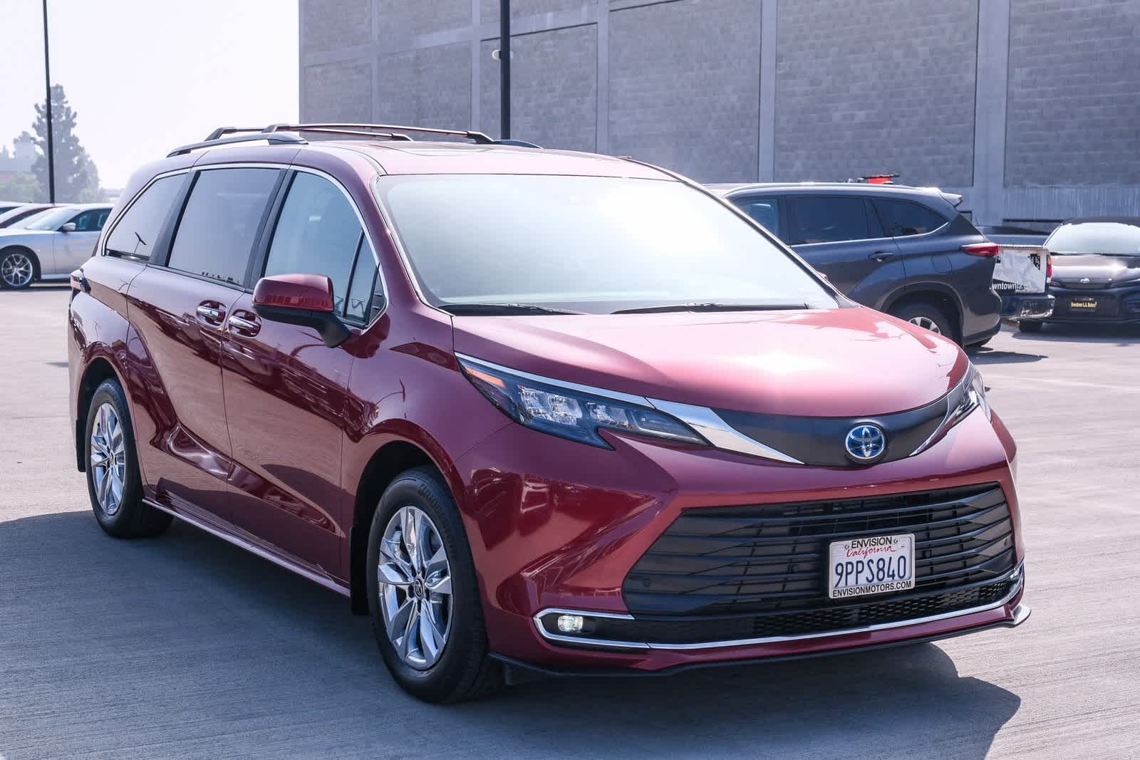 Thumbnail: 2024 Toyota Sienna - 3