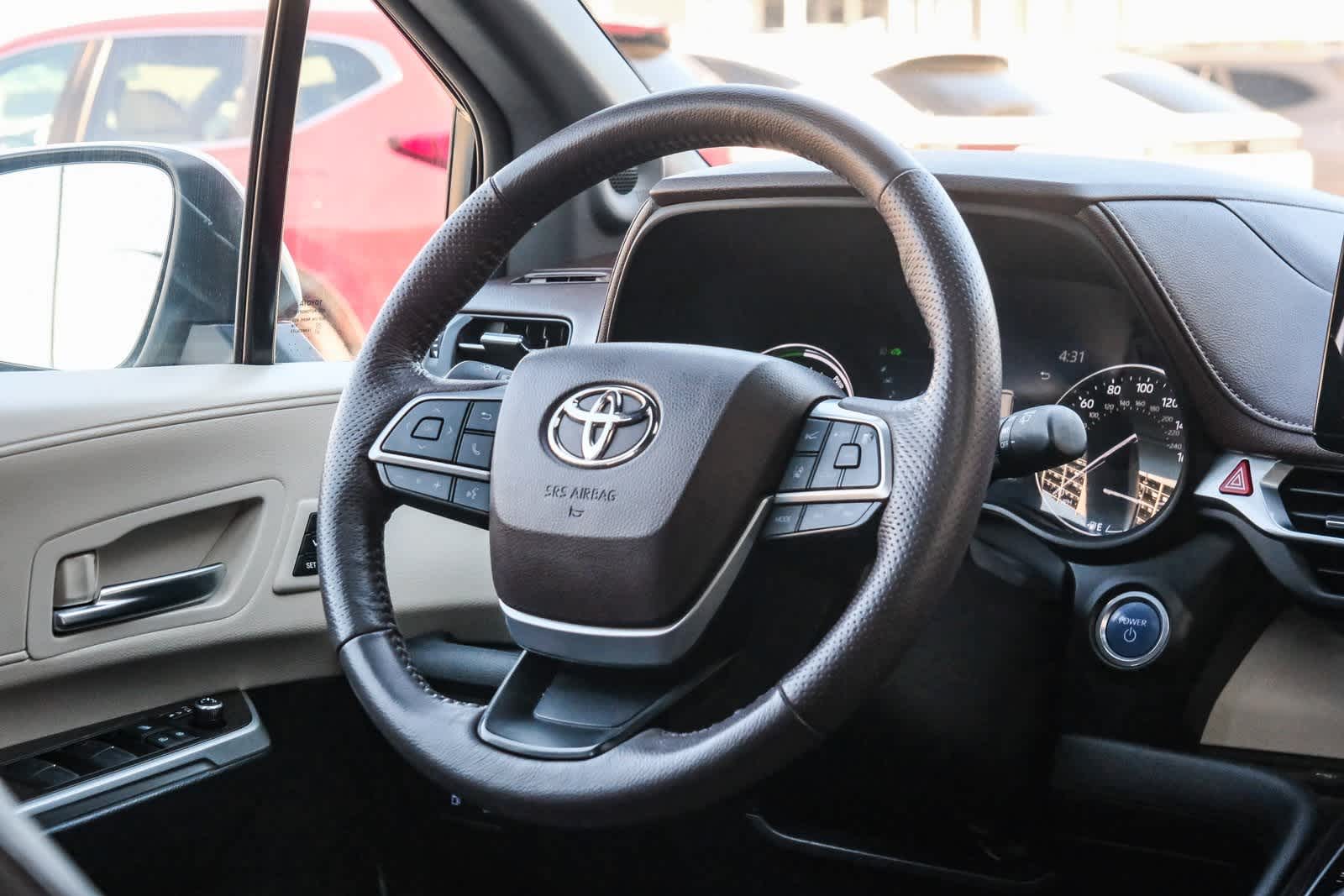 Thumbnail: 2022 Toyota Sienna - 17