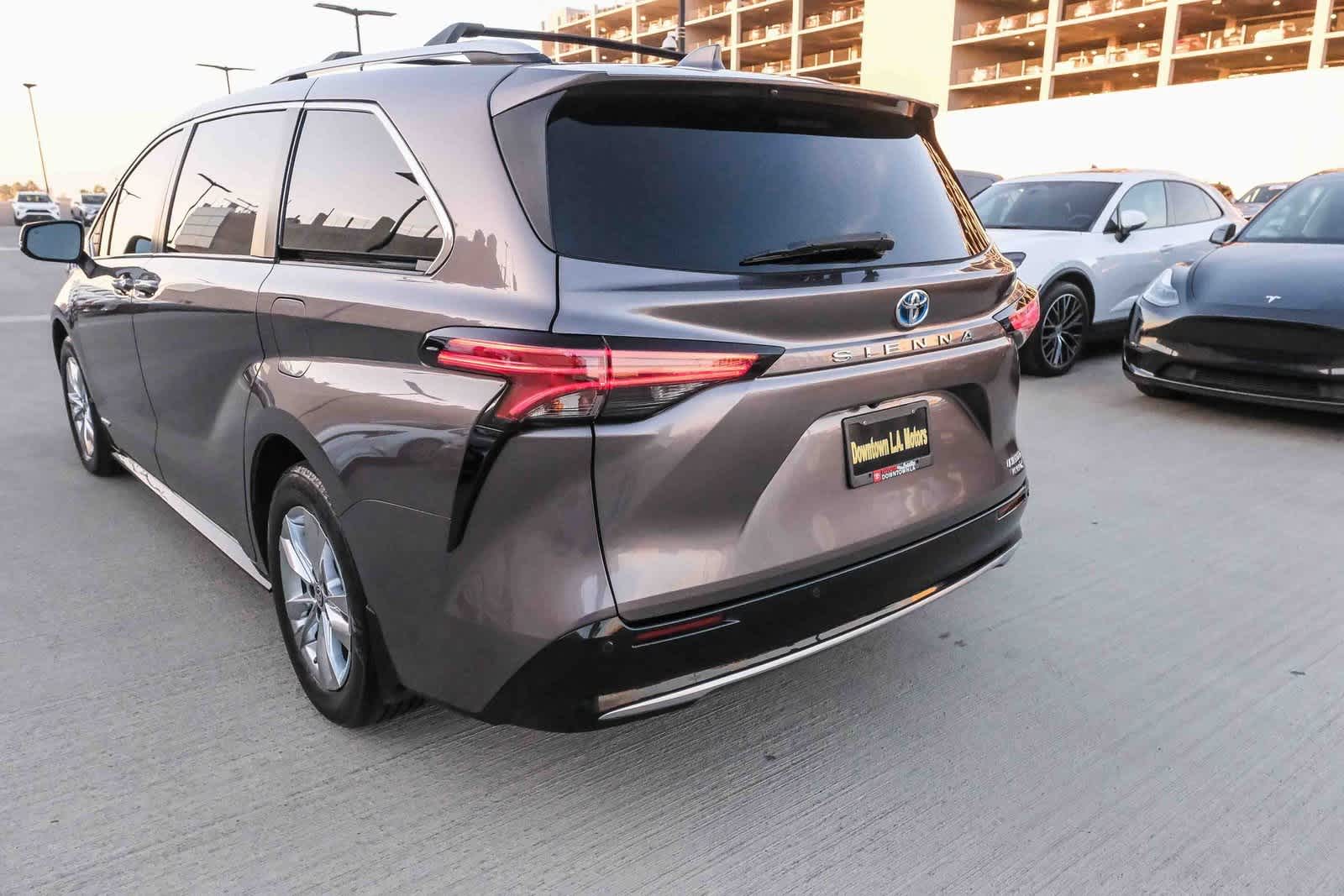 Thumbnail: 2021 Toyota Sienna - 8
