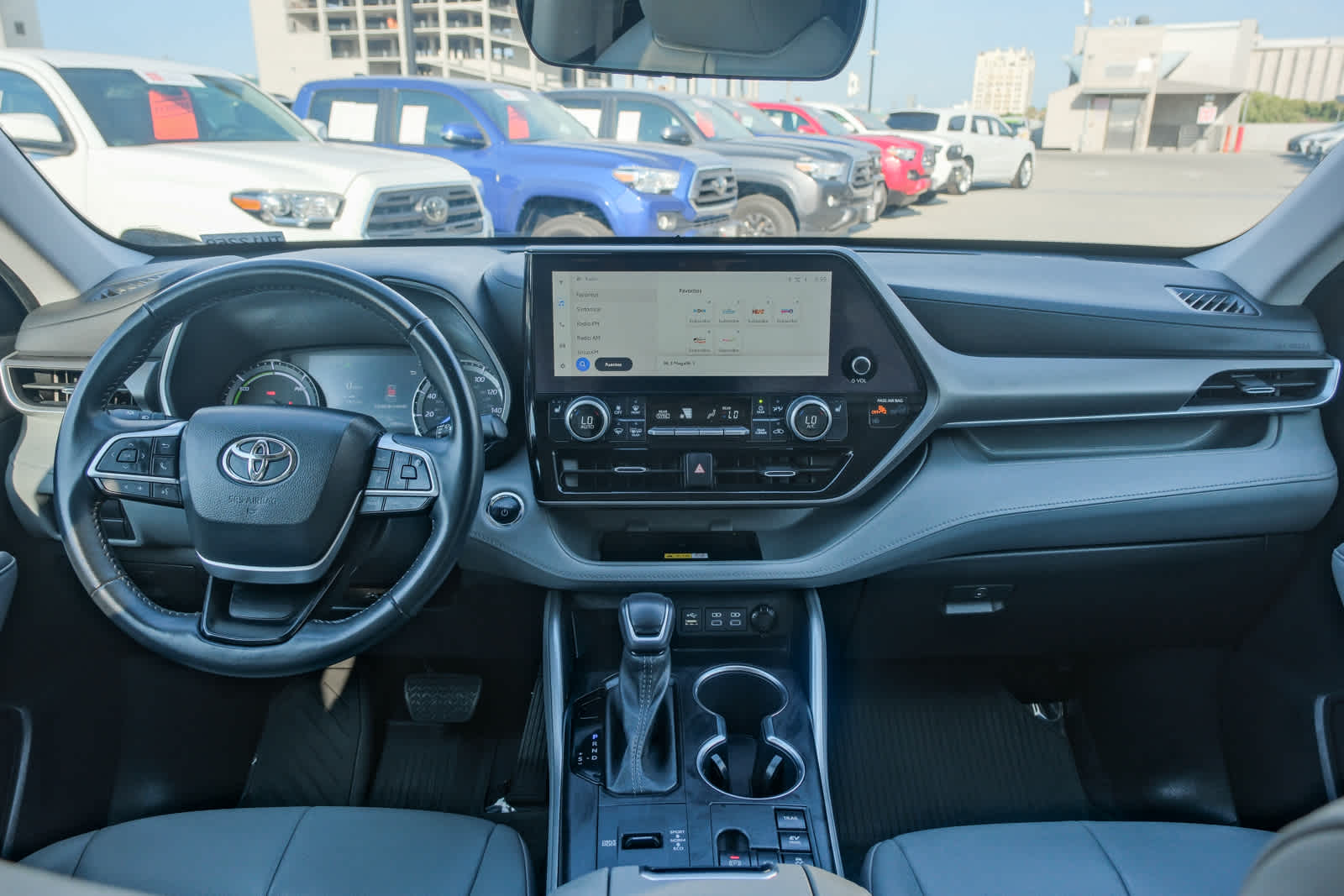 Thumbnail: 2023 Toyota Highlander - 14