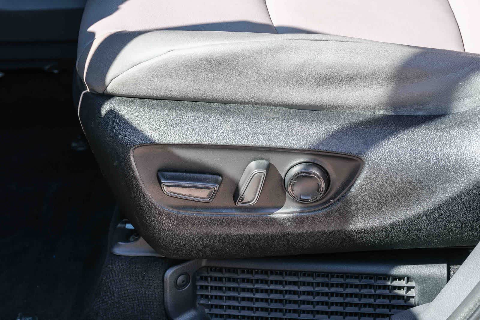 Thumbnail: 2023 Toyota Sienna - 21