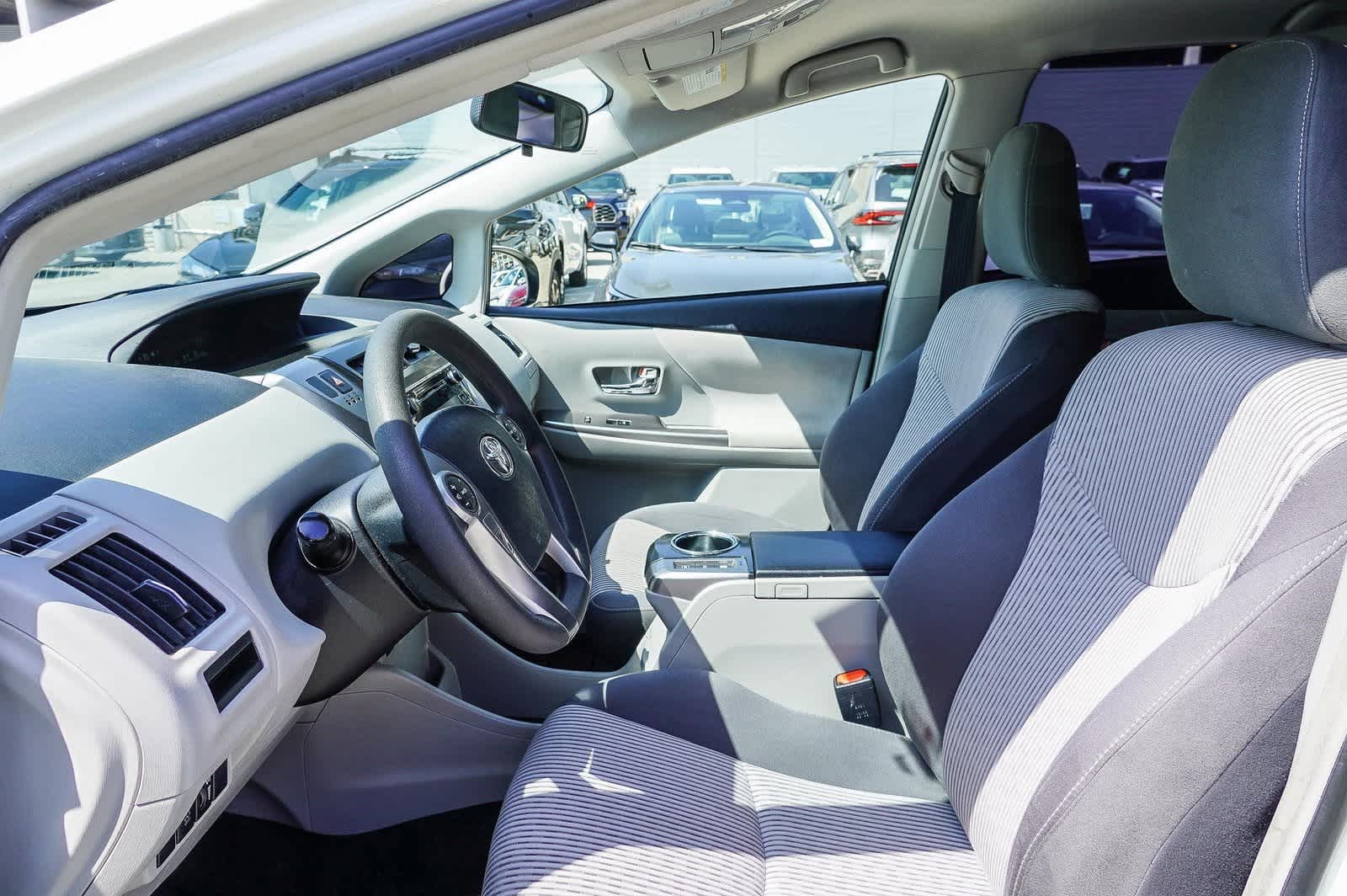 Thumbnail: 2017 Toyota Prius v - 18