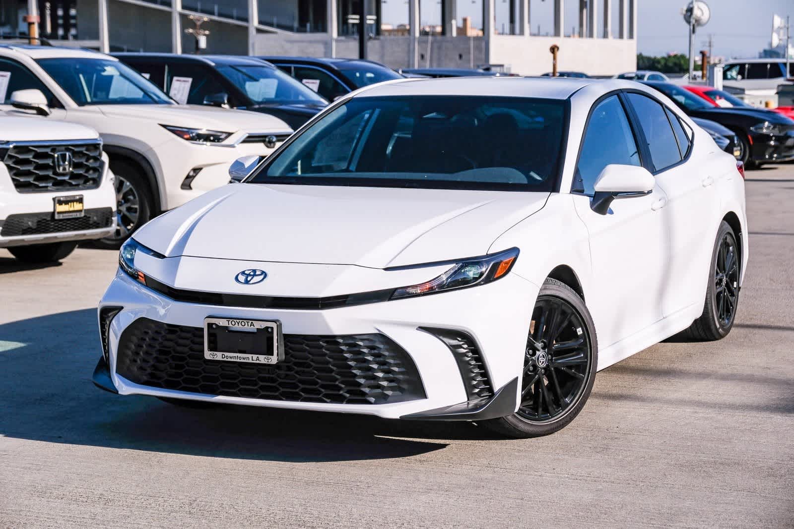 2026 Toyota Camry SE's photo