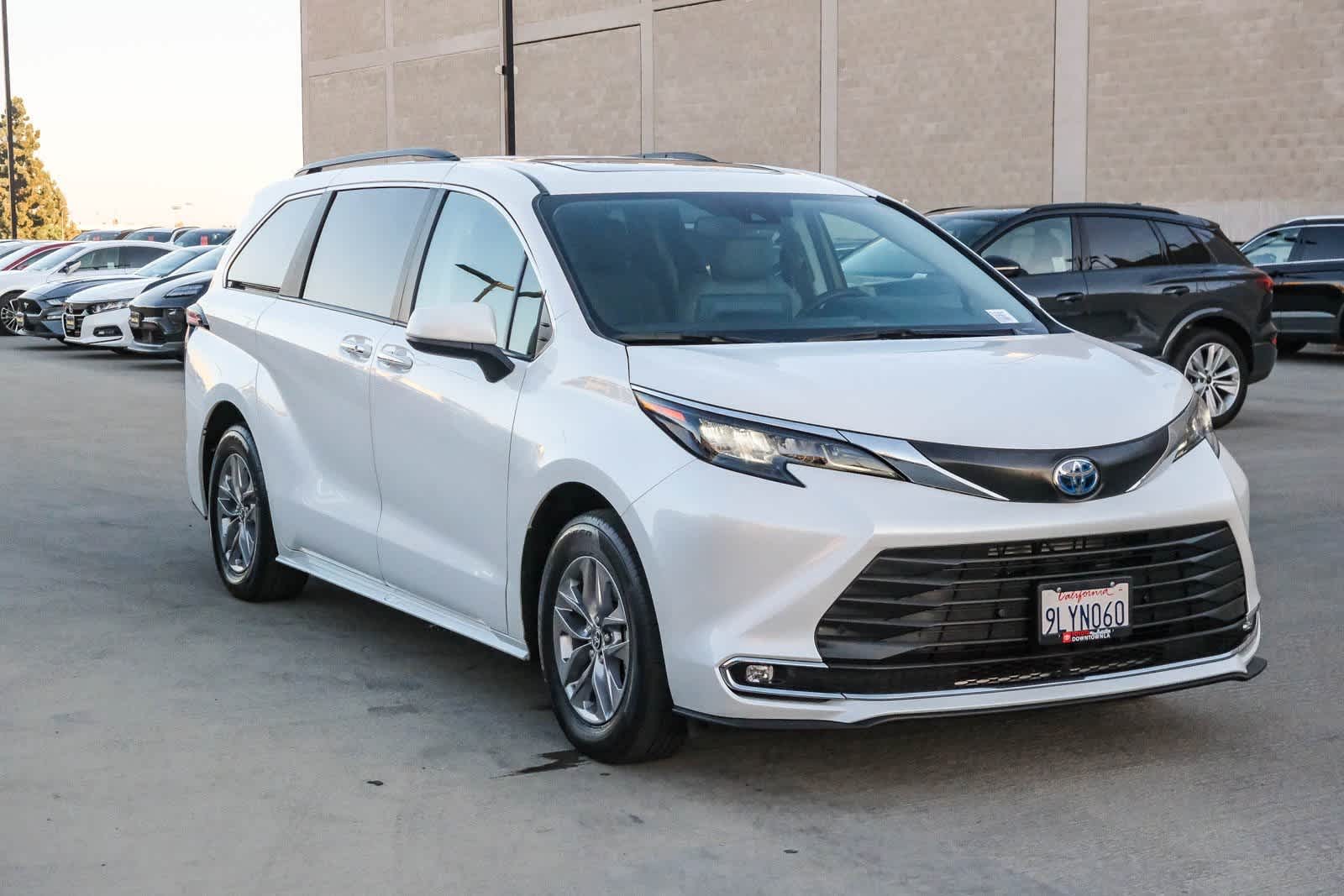 Thumbnail: 2024 Toyota Sienna - 3