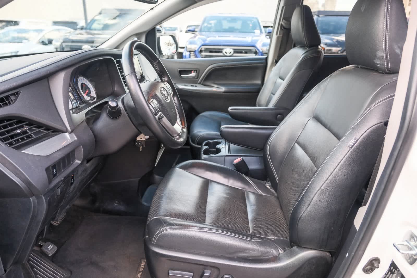 Thumbnail: 2015 Toyota Sienna - 21