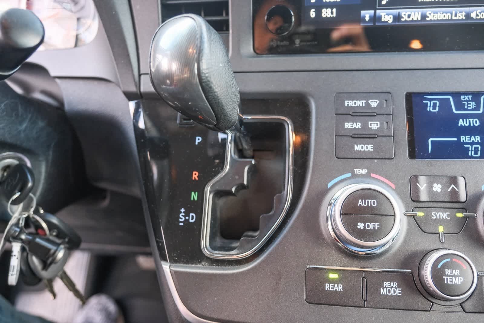Thumbnail: 2015 Toyota Sienna - 22