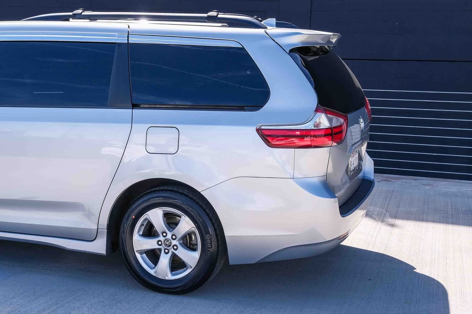 Thumbnail: 2019 Toyota Sienna - 8