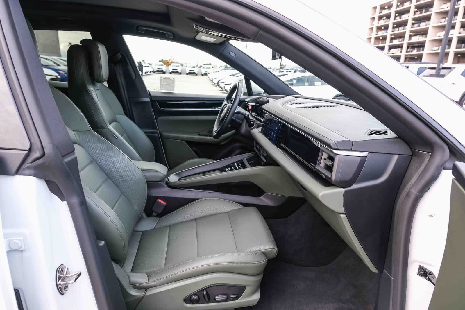 Thumbnail: 2024 Porsche Macan - 16