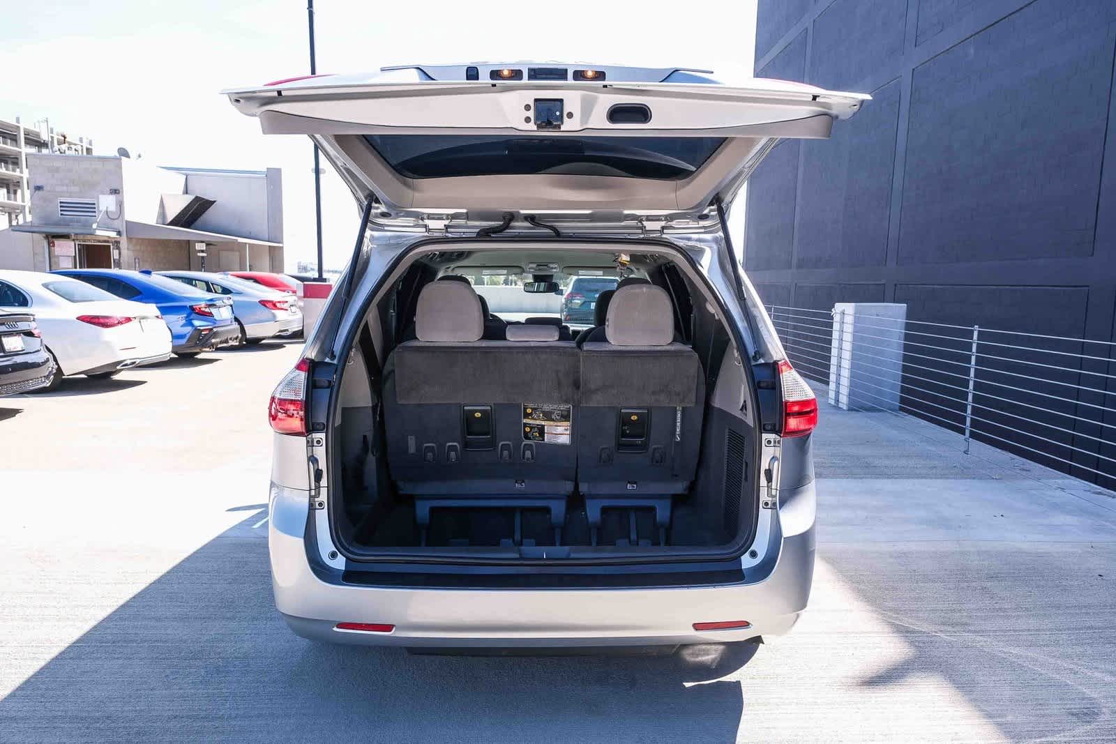 Thumbnail: 2019 Toyota Sienna - 27