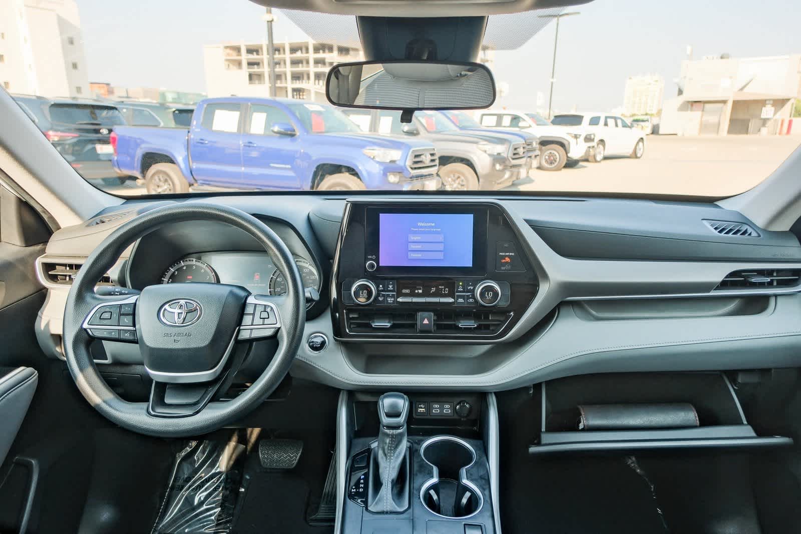 Thumbnail: 2023 Toyota Highlander - 12