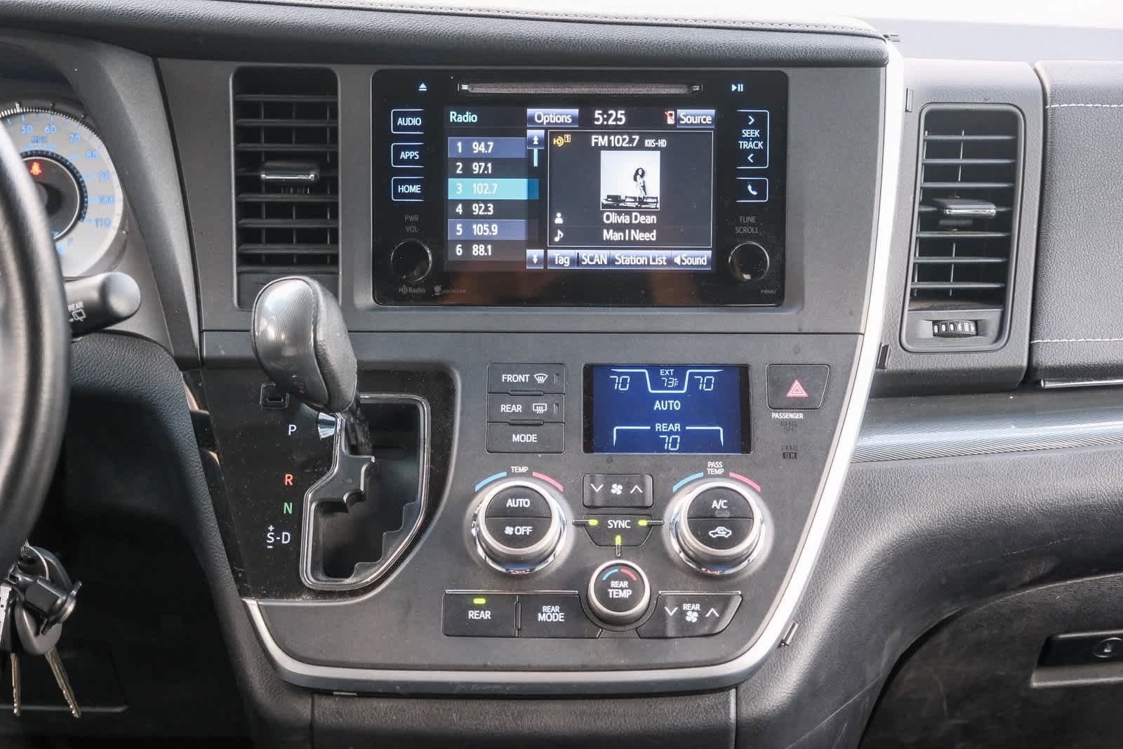 Thumbnail: 2015 Toyota Sienna - 14