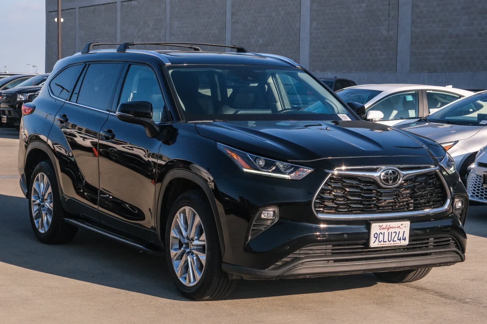 Thumbnail: 2022 Toyota Highlander - 3