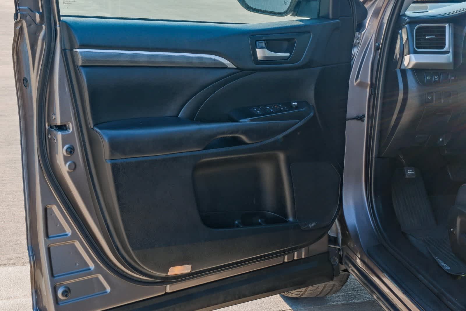 Thumbnail: 2019 Toyota Highlander - 23