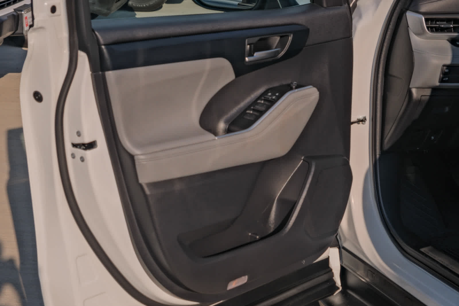 Thumbnail: 2023 Toyota Highlander - 24