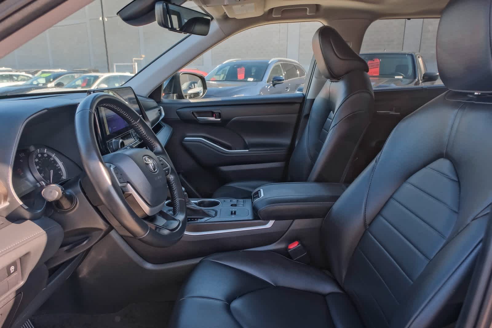 Thumbnail: 2023 Toyota Highlander - 16
