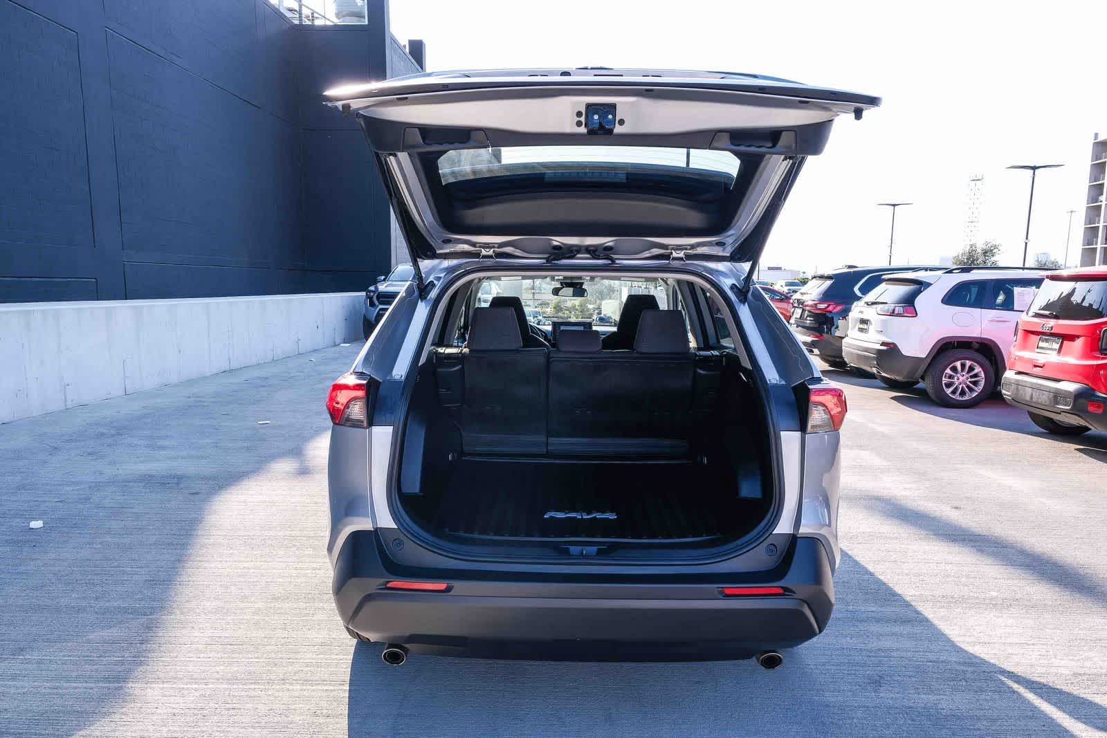 Thumbnail: 2022 Toyota RAV4 - 27