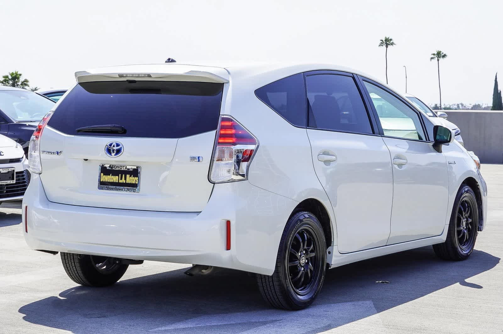 Thumbnail: 2017 Toyota Prius v - 4