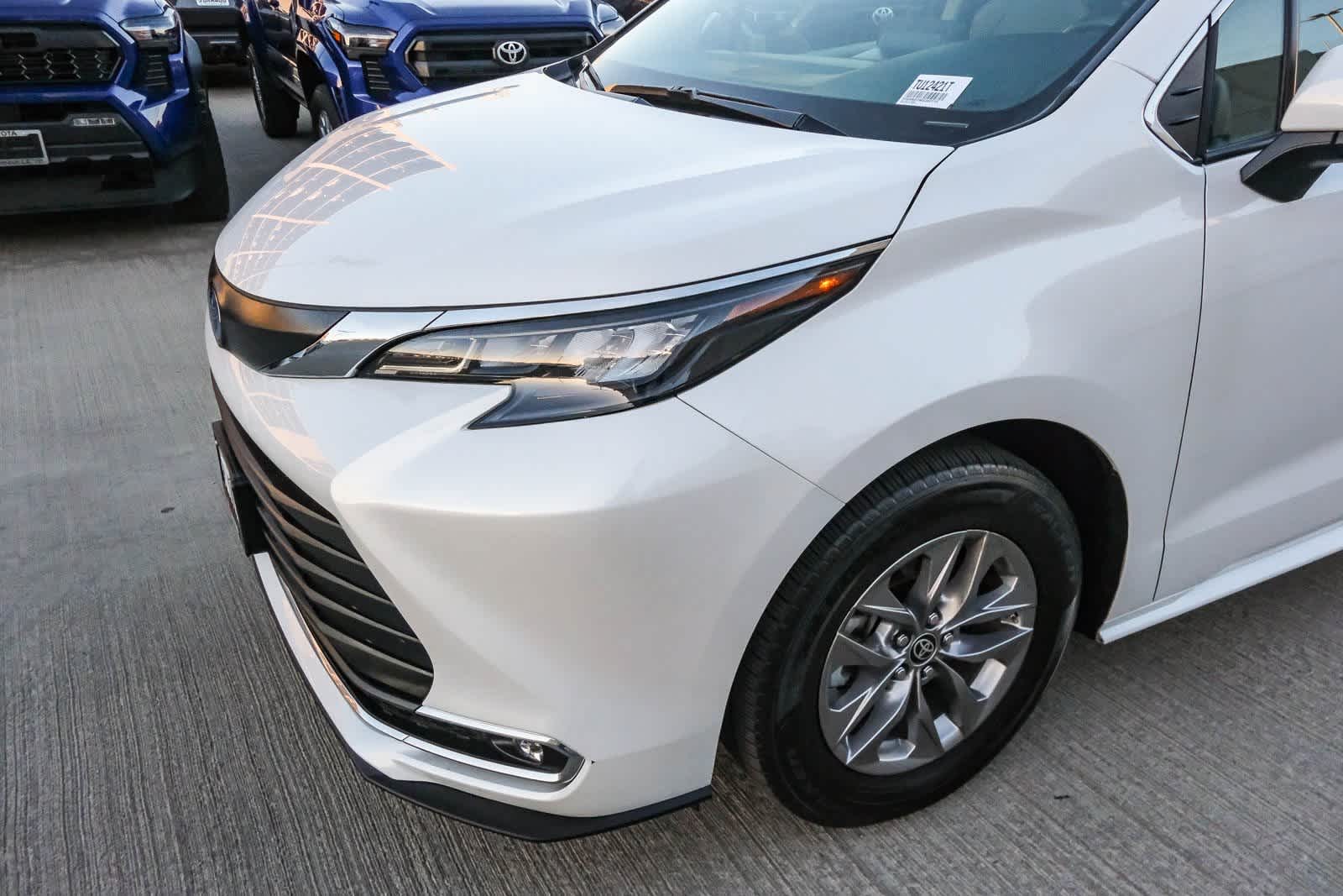 Thumbnail: 2024 Toyota Sienna - 12