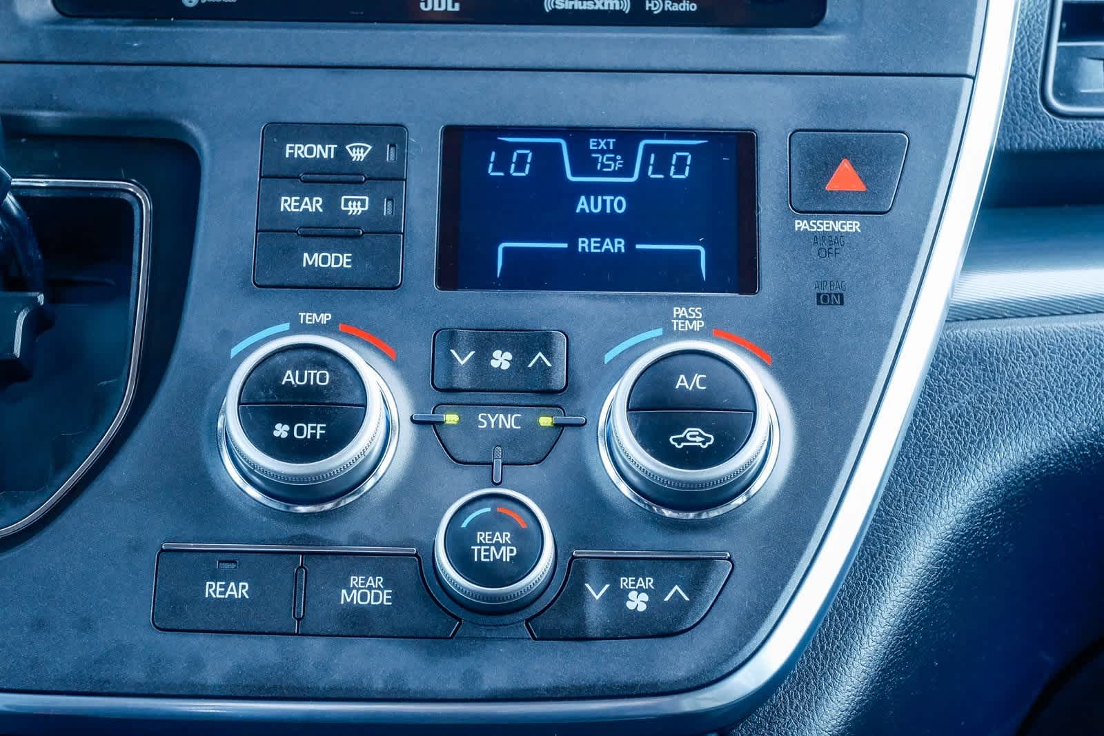 Thumbnail: 2019 Toyota Sienna - 15