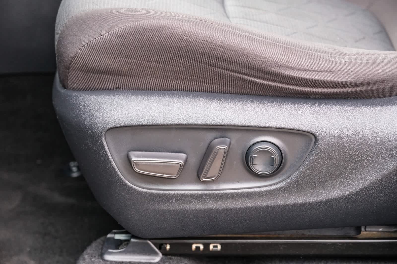 Thumbnail: 2022 Toyota RAV4 - 23