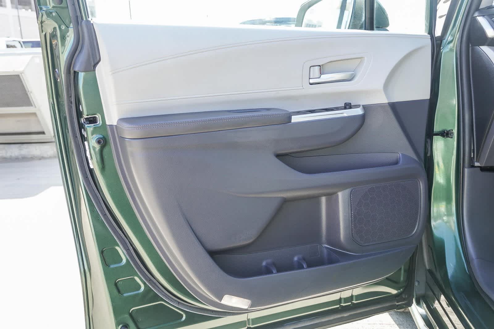 2023 Toyota Sienna XLE 21