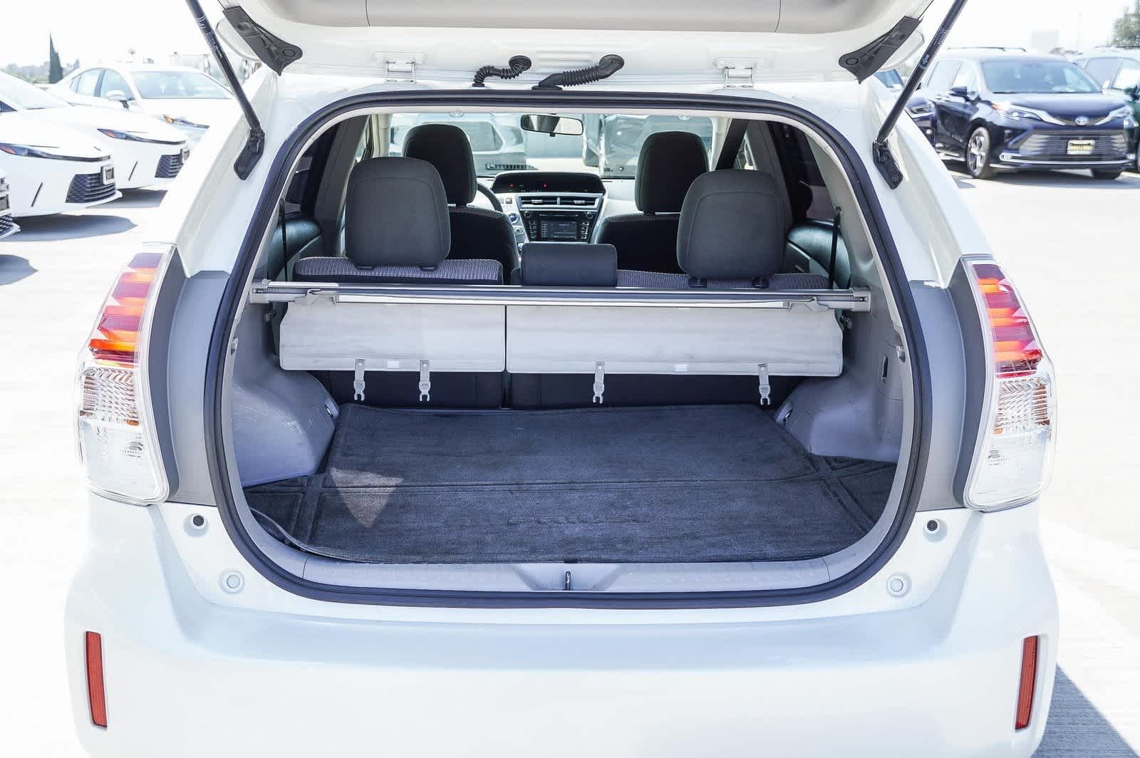 Thumbnail: 2017 Toyota Prius v - 25