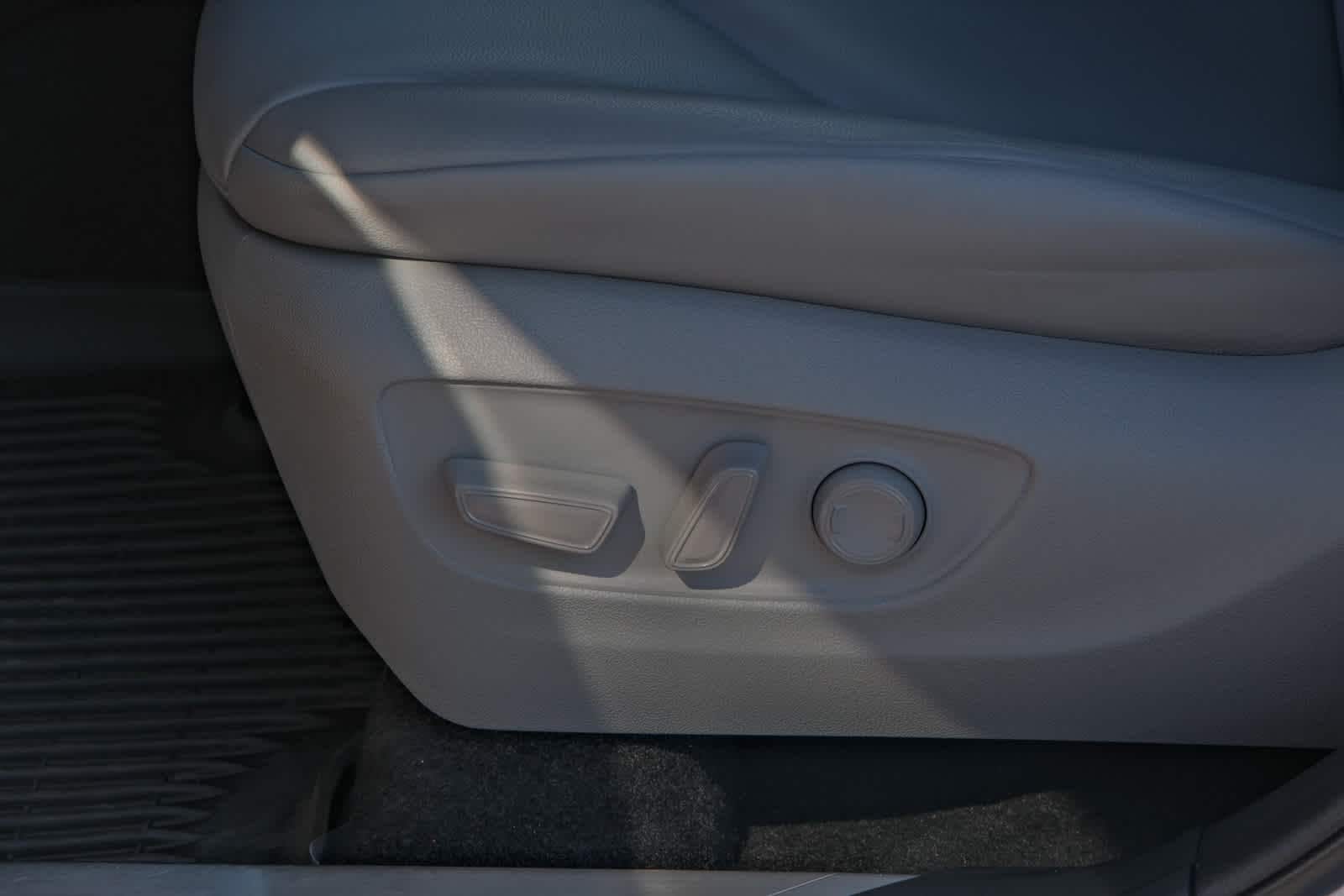 Thumbnail: 2023 Toyota Highlander - 25