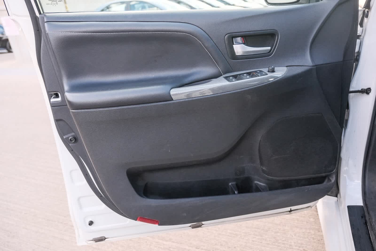 Thumbnail: 2015 Toyota Sienna - 24