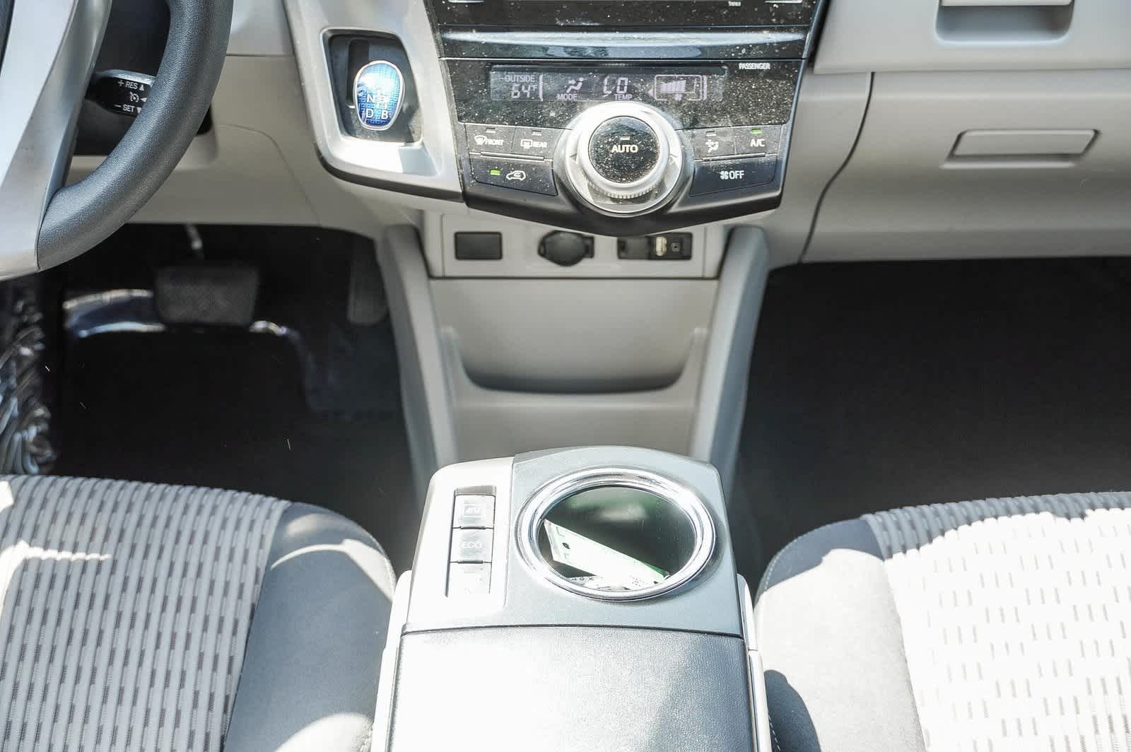 Thumbnail: 2017 Toyota Prius v - 15