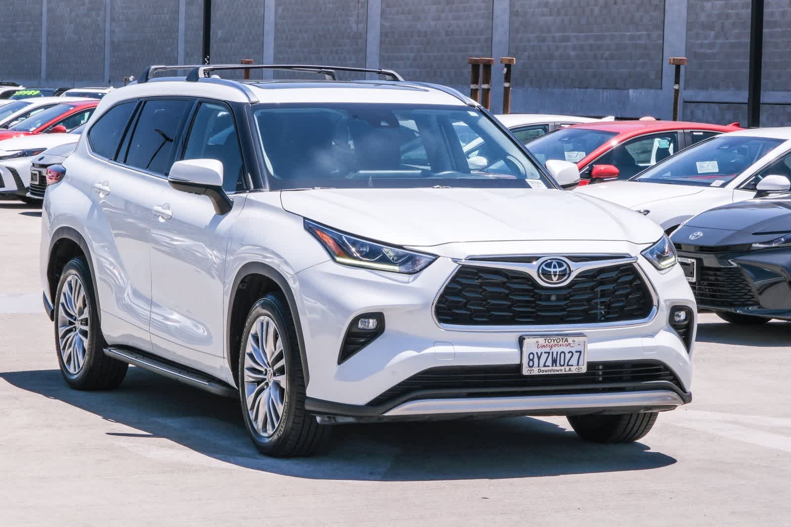 Thumbnail: 2022 Toyota Highlander - 4