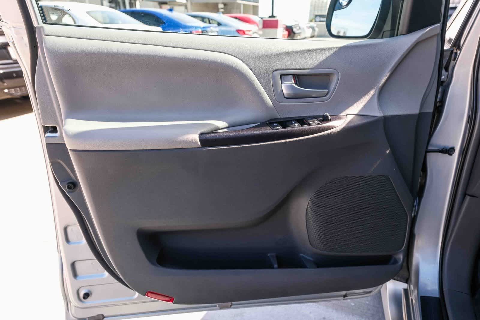 Thumbnail: 2019 Toyota Sienna - 23